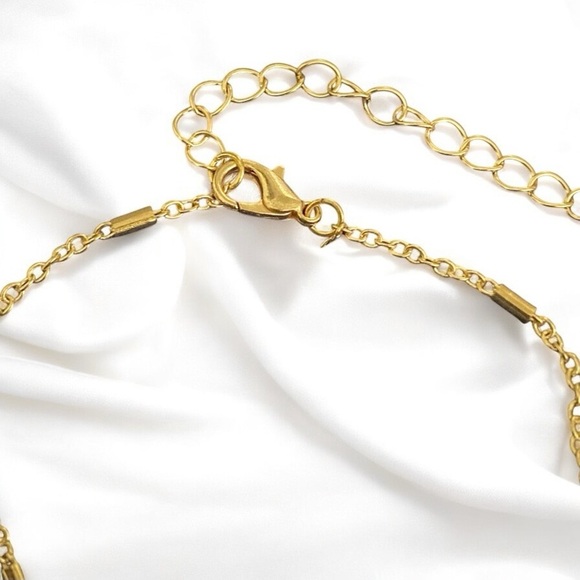 Gold plated women’s 6.7 inch bracelet. Adjustable to make larger - Picture 2 of 3